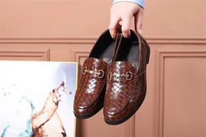 Detailansicht von braun geflochtenen Leder-Loafers für Herren mit goldener Schnalle