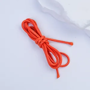 Detailaufnahme der 2,5 mm starken orangefarbenen koreanischen Wachskordel für DIY-Projekte.