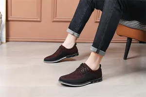 Detailansicht der britischen Herren-Freizeitschuhe mit rotem Muster und runder Kappe