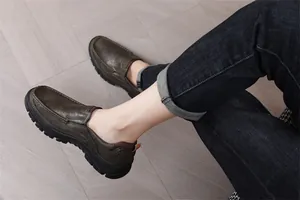 Mocassins en cuir marron olive foncé pour hommes portés dans un cadre professionnel décontracté