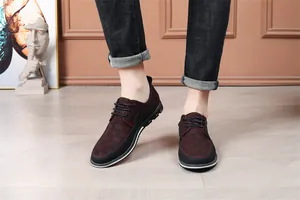 Detailansicht stilvoller rot-schwarzer gewebter Freizeitschuhe für Herren mit Jeans
