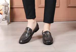 Detailansicht grauer strukturierter Leder-Loafer mit goldener Schnalle am Herrenmodell