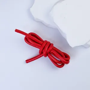 Hochwertige Nahaufnahme einer 5 mm roten PU-Lederschnur mit Nähten für DIY-Projekte.