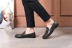 Detailansicht der grauen Herren-Leder-Loafer mit Webmuster und goldener Schnalle.