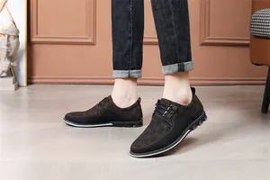 Nahaufnahme der Herren-Freizeitschuhe im britischen Stil mit gewebter Textur und Sohle
