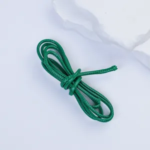 Detailansicht einer 2,5 mm grünen koreanischen Wachskordel für DIY-Schmuckherstellung