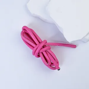 Makroansicht der 5 mm großen, pinkfarbenen Lederschnur für DIY-Schmuck und Handyriemen