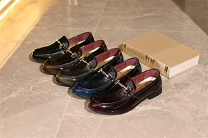 Elegante Herren-Loafer aus Lackleder in fünf Farben mit Trensen-Applikation.