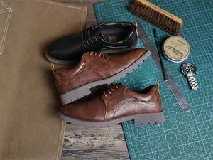 Detailansicht von braunen und schwarzen Derby-Schuhen im Retro-Stil auf einer Werkbank.
