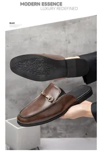 Vista detallada de mules marrones para hombre con hebilla, parte superior de cuero y suela.