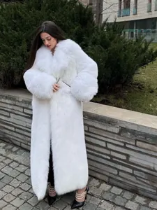 Elegante cappotto lungo in pelliccia sintetica bianca con trama volpe moda inverno