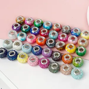 Detailansicht bunter 5mm Großlochperlen für die DIY-Schmuckherstellung und Basteln.