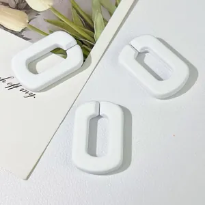 Detail van witte acryl U-vormige gespen met soft-touch lak voor DIY accessoires.