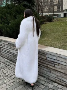 Elegante lungo cappotto bianco in ecopelliccia effetto volpe per l'inverno street style