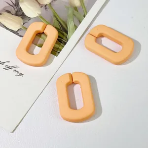 Gedetailleerd macrozicht van matte oranje acryl U-vormige gespen voor doe-het-zelf.