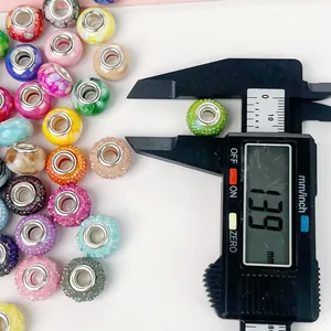 Detaillierte Messung von 13,9 mm bunten Acrylperlen mit großem Loch für DIY-Schmuck.