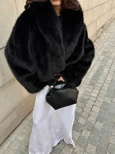 Eleganter schwarzer Kunstpelzmantel mit Schalkragen für luxuriösen Damenwinter.