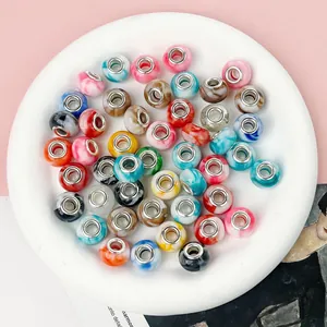 Nahaufnahme von bunten marmorierten 5mm Acrylperlen mit großem Loch für DIY-Schmuck