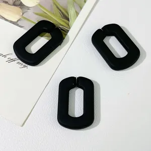 Detailweergave van matzwarte soft-touch acryl schakels voor DIY accessoire knutselen.