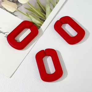 Macro-weergave van matrode U-vormige acrylaat kettinggespen voor DIY-telefoonbedeltjes en tassen