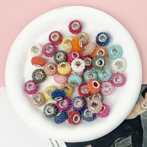 Detailaufnahme bunter 5mm Acrylperlen mit großem Loch für DIY Schmuck
