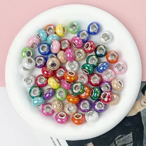 Makro-Detail bunter Acrylperlen mit großem Loch für DIY-Schmuck und Bastelarbeiten