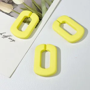 Gedetailleerd overzicht van matgele acryl U-vormige gespen voor DIY-sieradenaccessoires