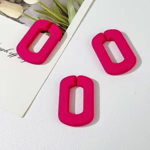 Detailopname van matroze acryl U-vormige gespen voor DIY sieraden en telefoonkoord