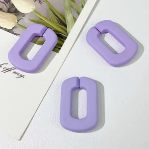Macro-detail van paarse matte acryl U-gespen voor DIY-sieradenaccessoires.