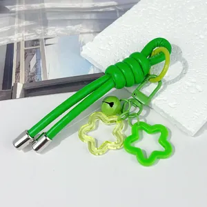 Llavero creativo de cuerda de cuero verde con cascabel y colgantes de estrellas para bolsos y móviles