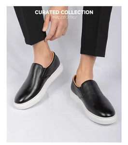 Vista detallada de mocasines de cuero negro para hombre con elegantes pantalones negros