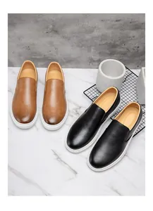 Vista detallada de mocasines de cuero casuales para hombre en negro y marrón claro