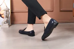 Detailansicht der dunkelblauen Herren-Loafer aus geprägtem Leder für formelle Anlässe