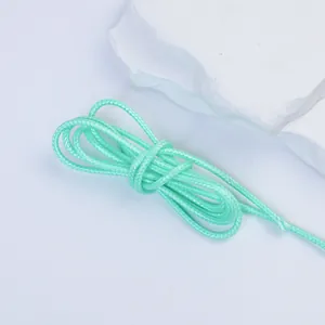 Detaillierte Makroansicht der 2,5 mm minzgrünen koreanischen Wachskordel für DIY-Projekte.