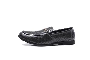 Hochwertige Detailansicht von grau gewebten Herren Loafers mit goldener Schnalle