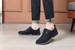 Seitenansicht der lässigen Herren-Slipper im britischen Stil mit gemustertem Obermaterial
