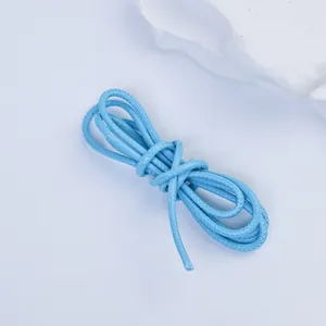 Nahaufnahme der 2,5mm hellblauen koreanischen Wachsschnur für DIY-Schmuck und Bastelarbeiten