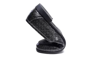 Flexibler Leder-Loafer mit Webmuster, 180-Grad-Biegung und grauer Textur im Detail