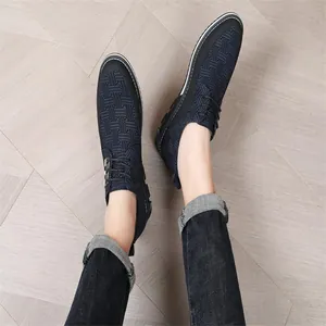 Draufsicht auf lässige Herrenschuhe im britischen Stil mit dunkelblauer Webstruktur
