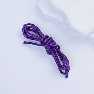 Detailaufnahme der hochwertigen 2,5 mm lila geflochtenen Wachskordel für DIY-Schmuck