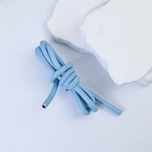 Makrodetail eines 5mm hellblauen gesteppten PU-Lederseils für DIY Schlüsselanhänger