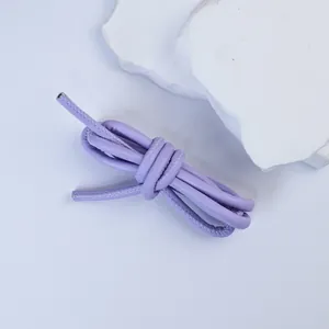 Detailansicht einer 5mm lila Lederschnur mit feinen Nähten und weicher Textur für DIY