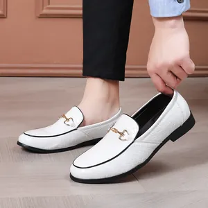 Mocassins blancs élégants pour hommes avec boucle mors et texture tressée pour le casual.