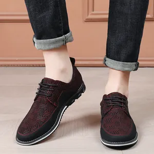 Britische Herren-Freizeitschuhe mit rot-schwarz gemustertem Obermaterial