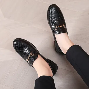 Mocassins élégants en cuir tressé noir pour hommes avec un mors de cheval doré