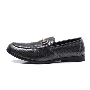 Mocassins élégants en cuir tressé pour hommes avec mors doré sur fond blanc
