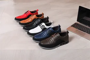 Scarpe casual da uomo in pelle in sei colori esposte su un pavimento in legno.