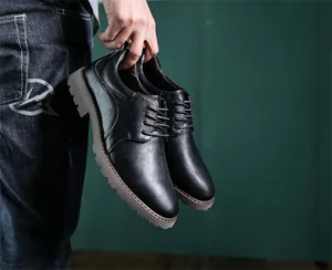 Nahaufnahme von schwarzen Vintage-Derby-Schuhen aus Leder mit dicker Profilsohle im Work-Look