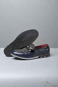 Mocasines elegantes para hombre en azul marino con grabado de cocodrilo y hebilla