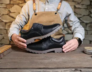 Nahaufnahme klassischer schwarzer Derby-Schuhe aus Leder in einer Werkstatt